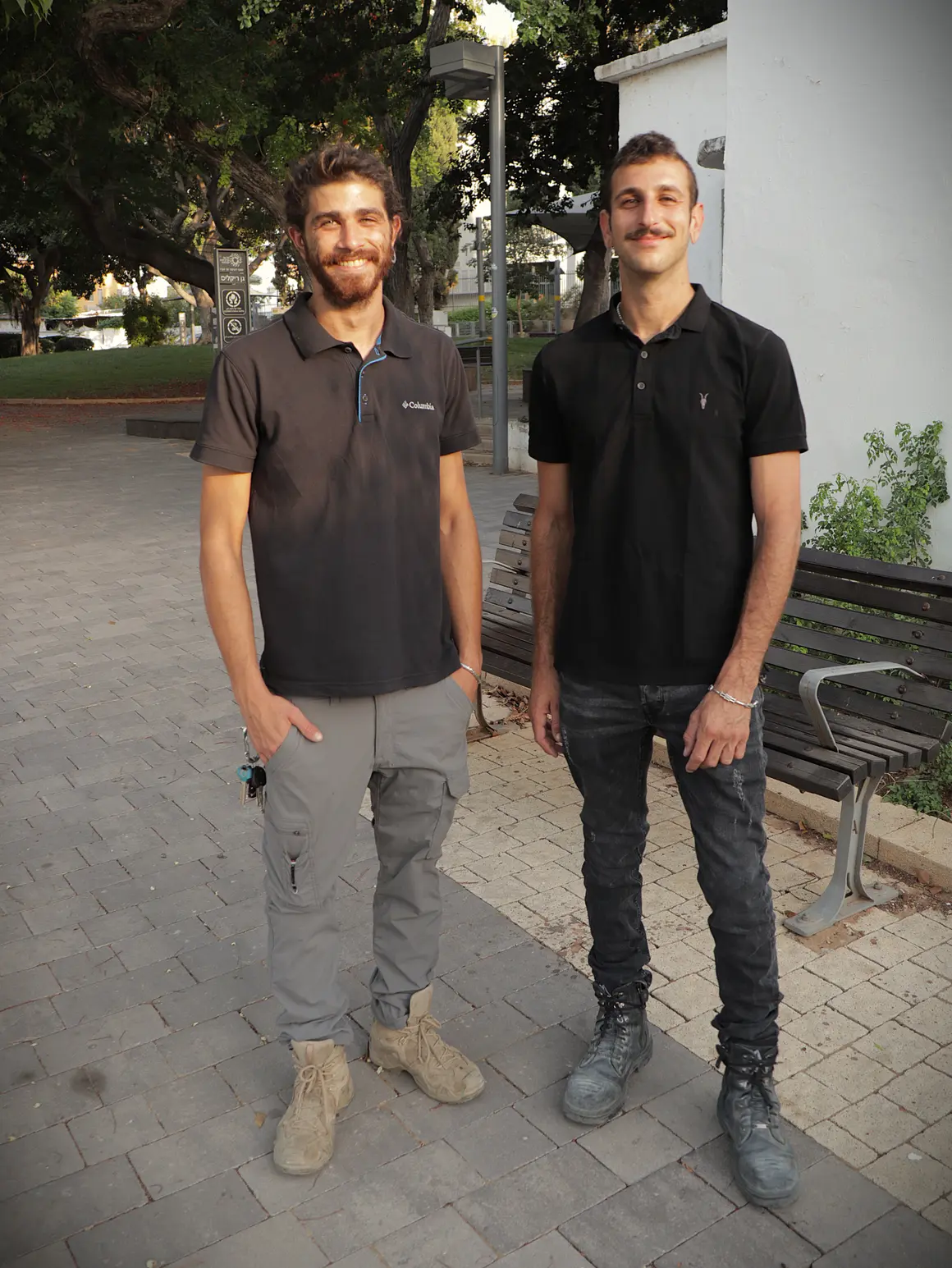 צוות גולשי המתכת, עובד עם קסדה